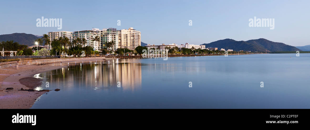 Die Esplanade und City-Skyline. Cairns, Queensland, Australien Stockfoto