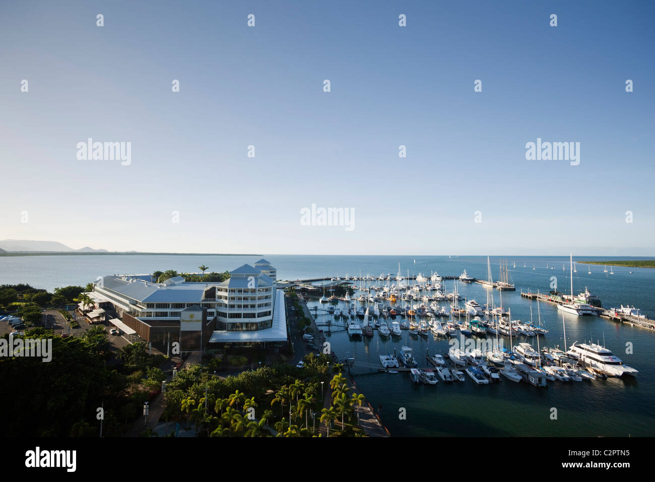 Das Shangri-La Hotel und Marlin Marina in der Abenddämmerung. Cairns, Queensland, Australien Stockfoto