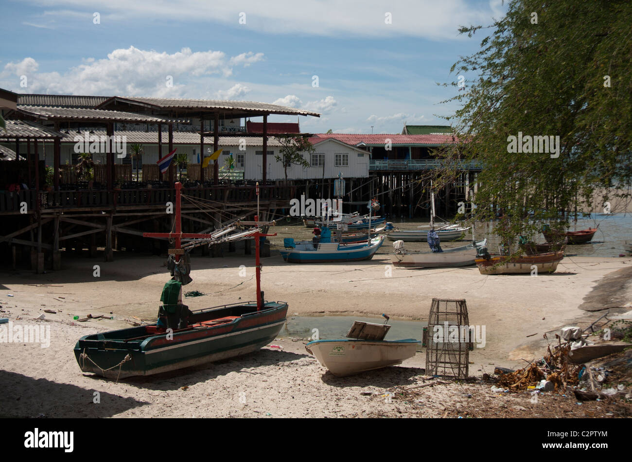 Boote und Restaurant Piers am Strand von Hua Hin Stockfoto
