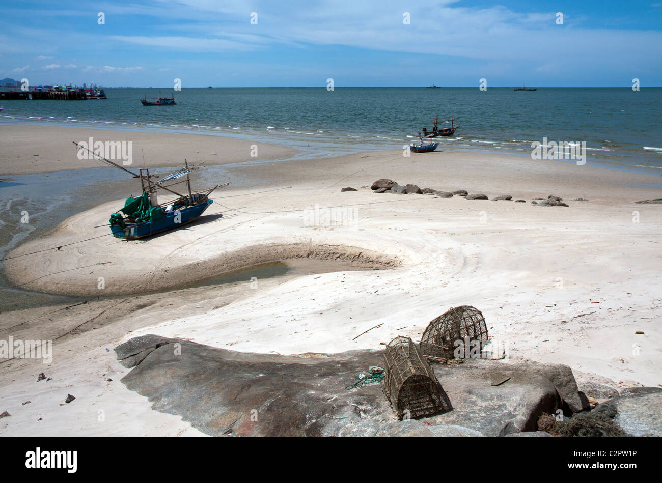Boote am Strand von Hua Hin Stockfoto