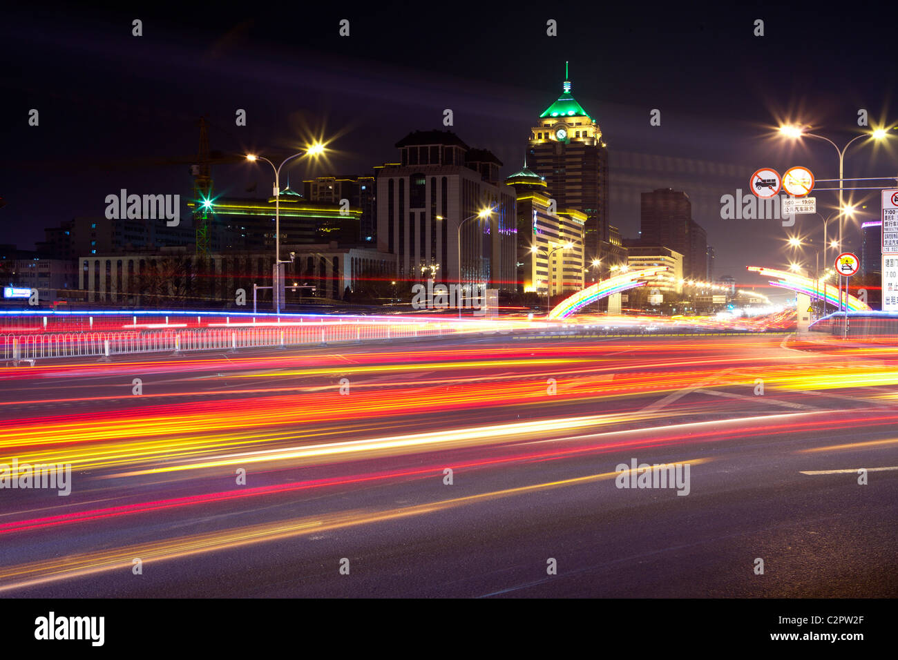 einem anstrengenden Nacht in Peking mit langen Belichtungszeiten, die Unschärfe Bewegung des Speed-Auto Stockfoto