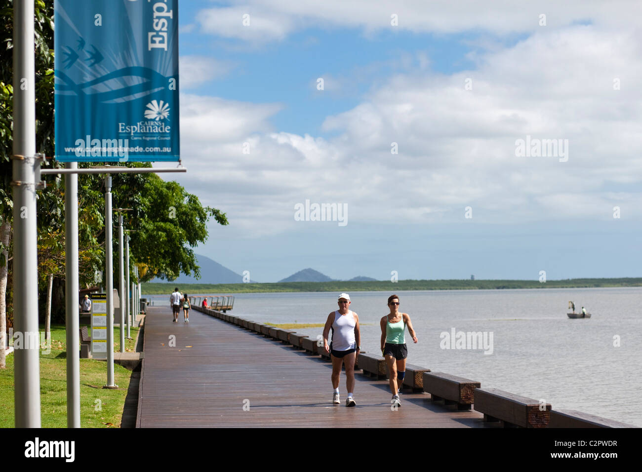 Paar zu Fuß entlang der Promenade. Cairns, Queensland, Australien Stockfoto