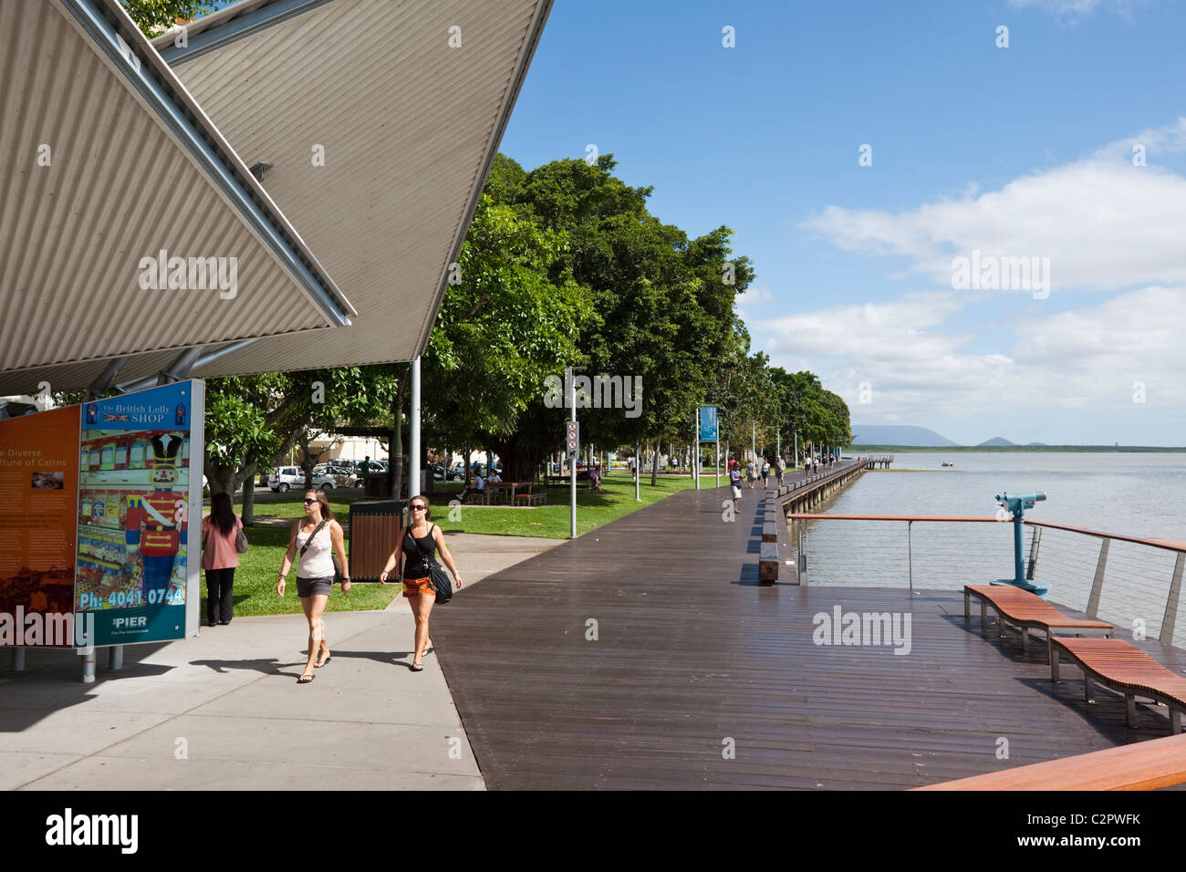 Touristen zu Fuß entlang der Promenade Promenade. Cairns, Queensland, Australien Stockfoto