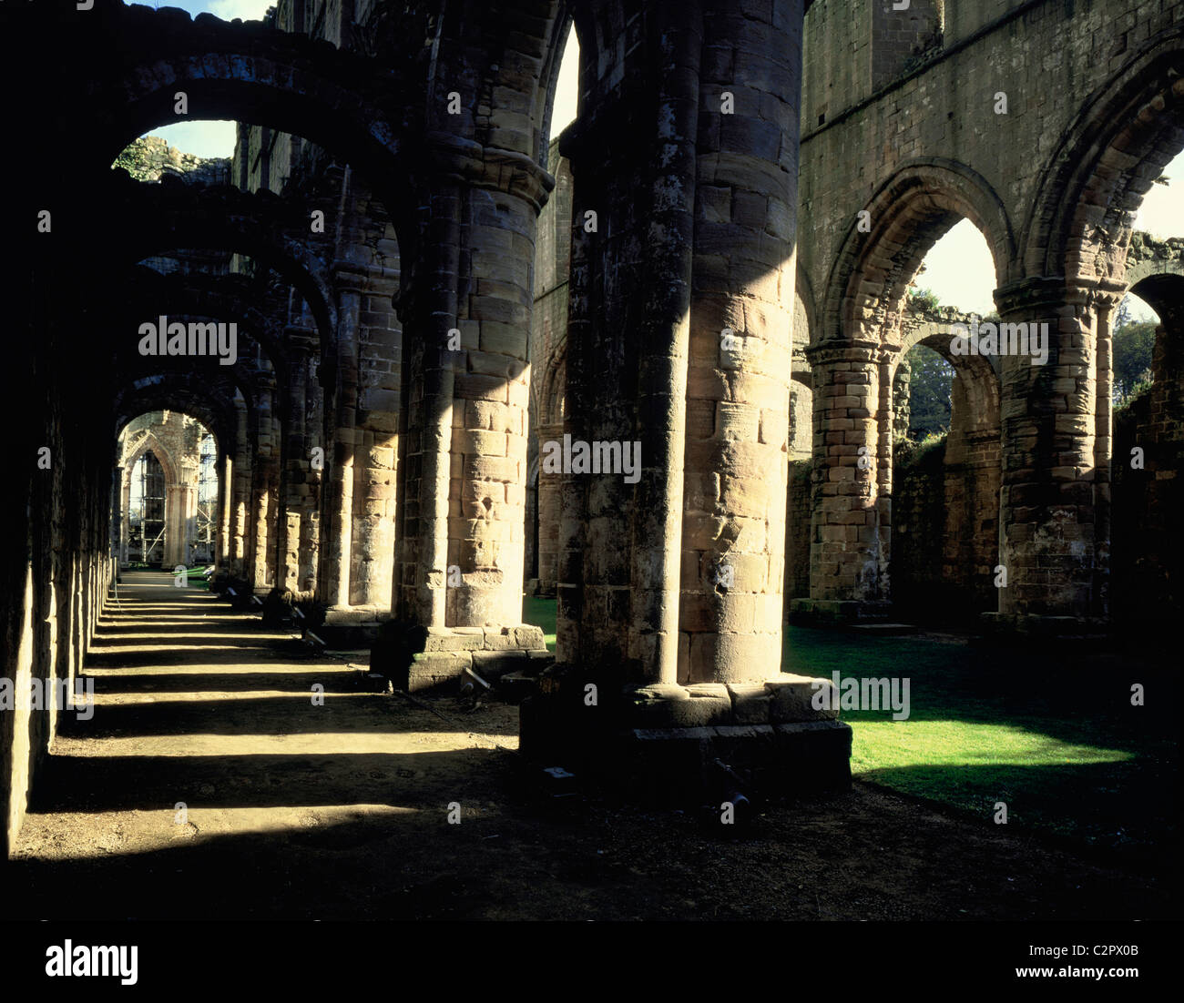 Fountains Abbey. Blick entlang der Bögen der Kirche. Stockfoto