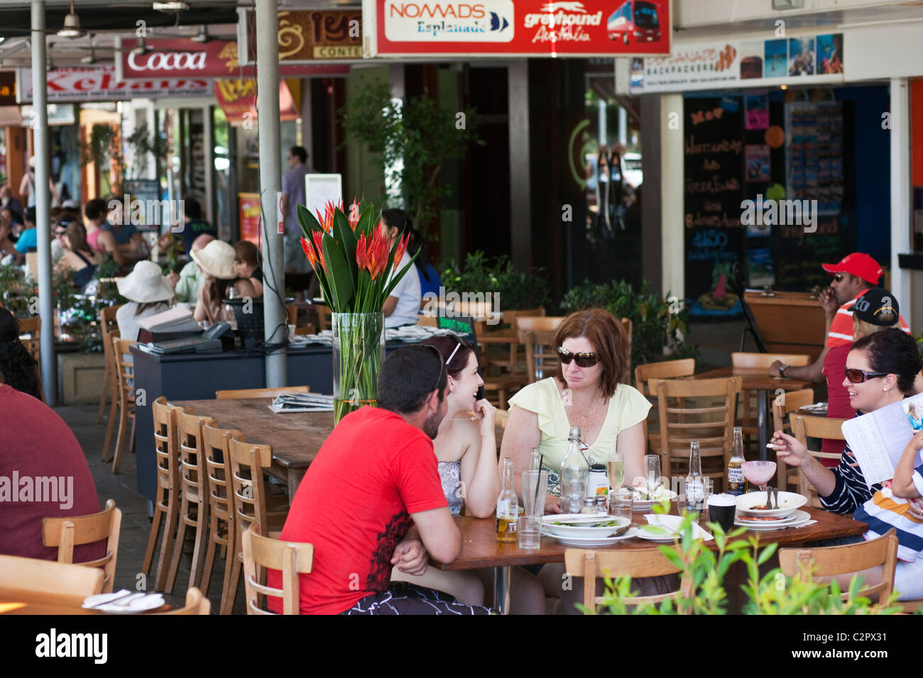 Mittag essen in einem Café auf dem Vorplatz. Cairns, Queensland, Australien Stockfoto