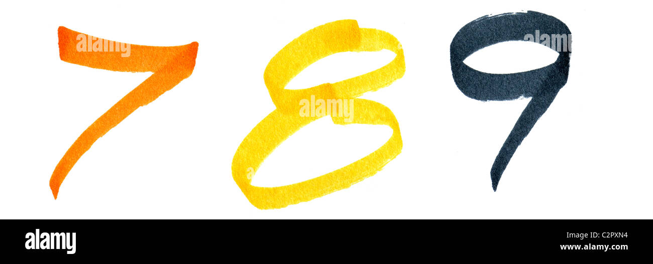 Bunten arabischen Ziffern 7, 8 und 9 handschriftlich mit Marker permanente Tinte auf weißem Papier mit sichtbaren Materialfasern Detail. Stockfoto