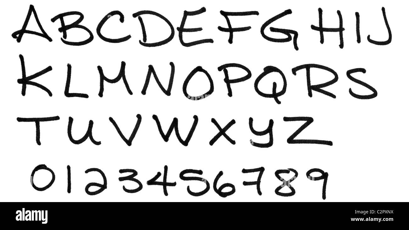 Komplette Alphabet in Großbuchstaben mit Zahlen in schwarzer Tinte Marker auf Papier mit großen Materialdetails handgeschrieben. Stockfoto