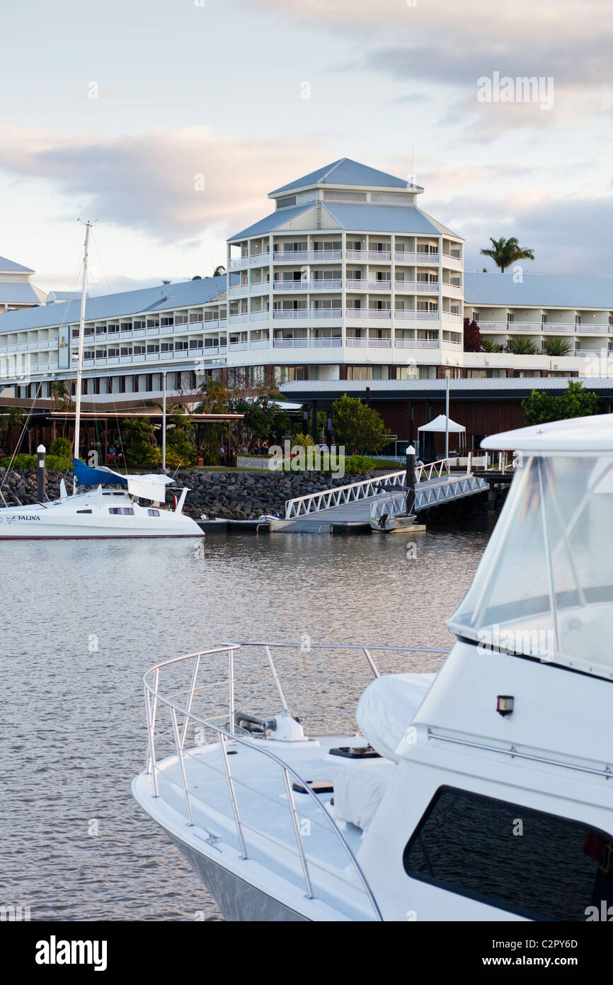 Der Pier an der Marina - eine am Meer gelegene Hotel und Einkaufszentrum Unterkunft Shangri-La Cairns. Cairns, Queensland, Australien Stockfoto