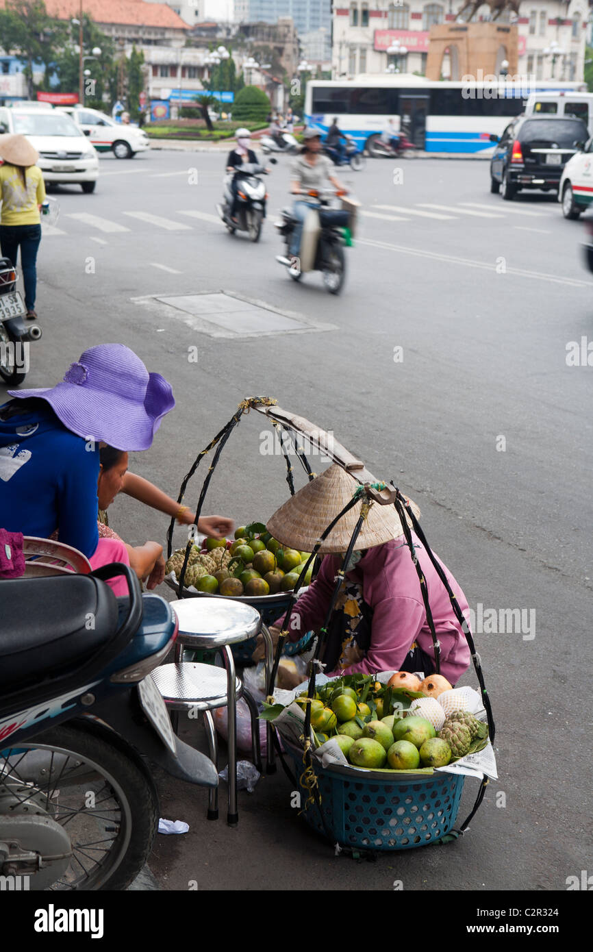 Obst-Verkäufer in der Nähe von Ben Thanh Market in Ho-Chi-Minh-Stadt Stockfoto