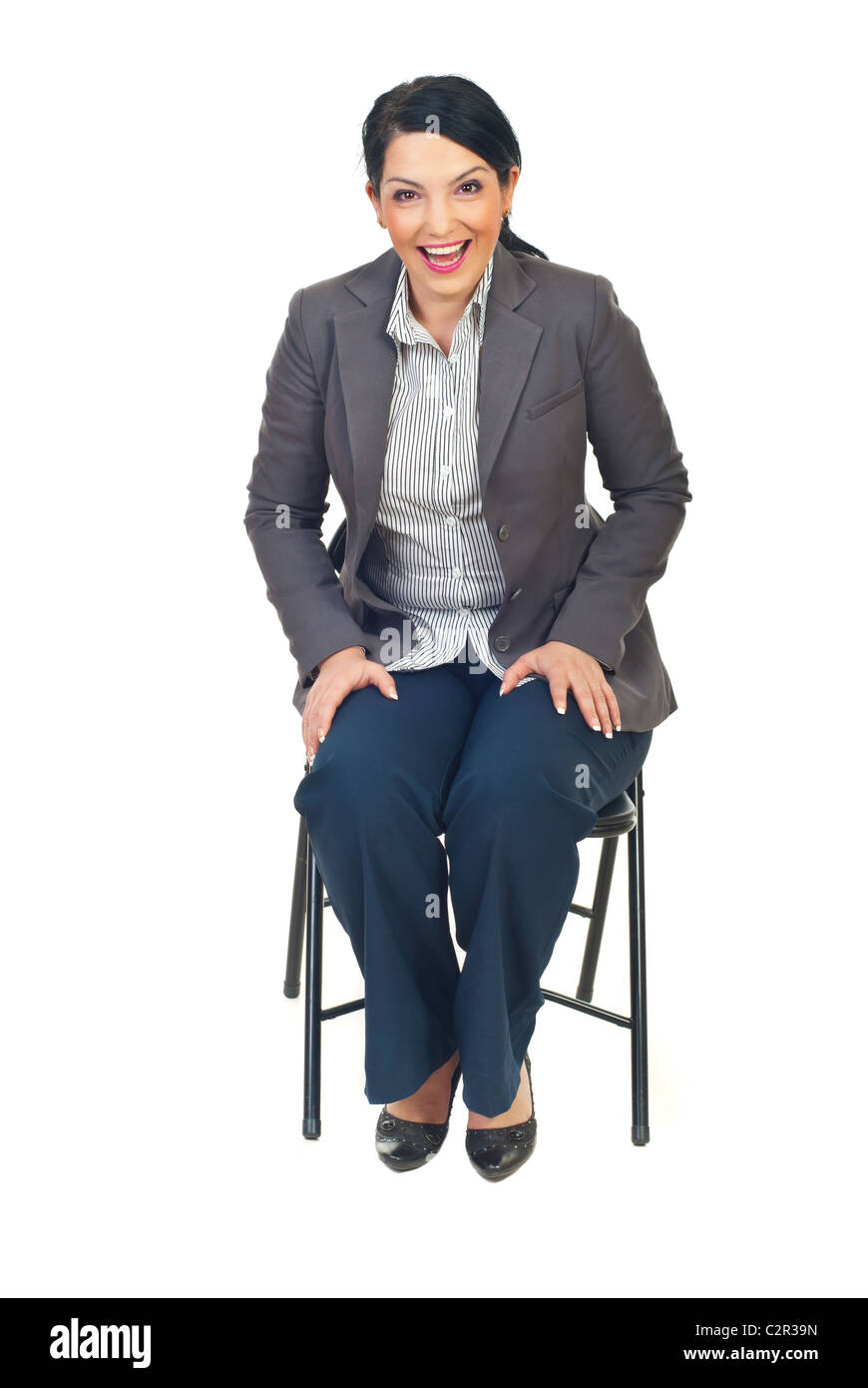 Volle Länge des jungen executive Frau auf Stuhl sitzend und lachen laut isoliert auf weißem Hintergrund Stockfoto