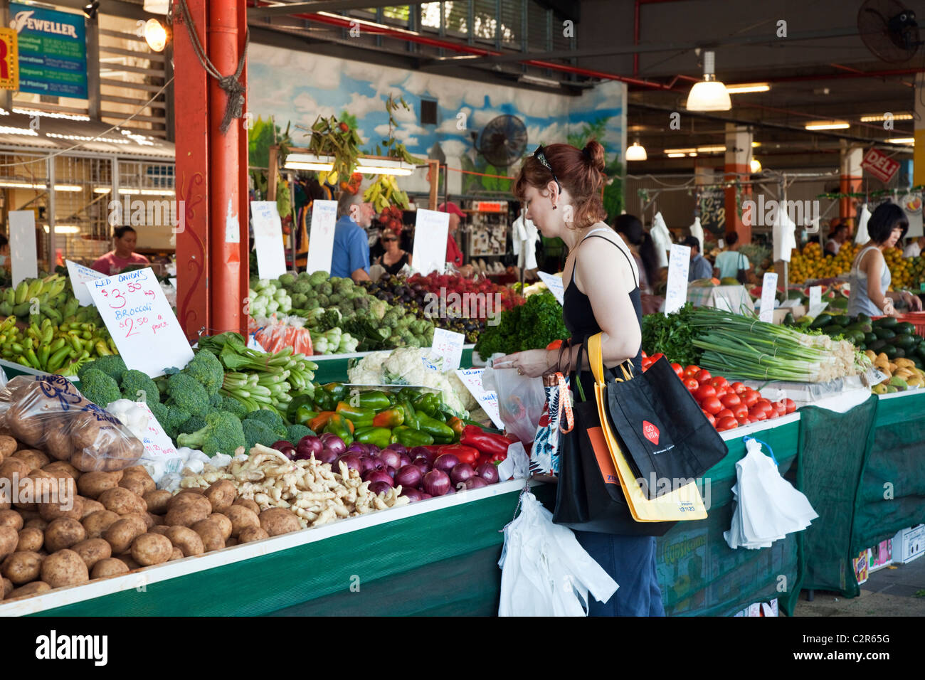 Shopping für Frischwaren Rustys Märkte. Cairns, Queensland, Australien Stockfoto