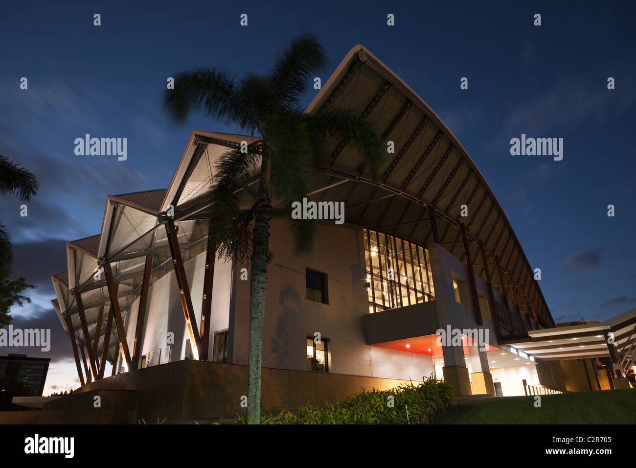 Cairns Convention Centre in der Abenddämmerung. Cairns, Queensland, Australien Stockfoto
