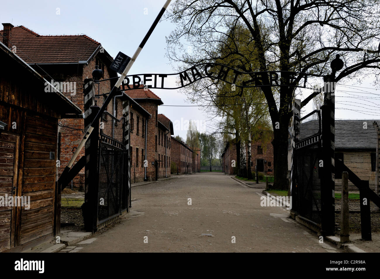 Main Gate - Eingang ins KZ Auschwitz mit "Arbeit Macht Frei" Eisen Schild - also - Arbeit macht frei Stockfoto