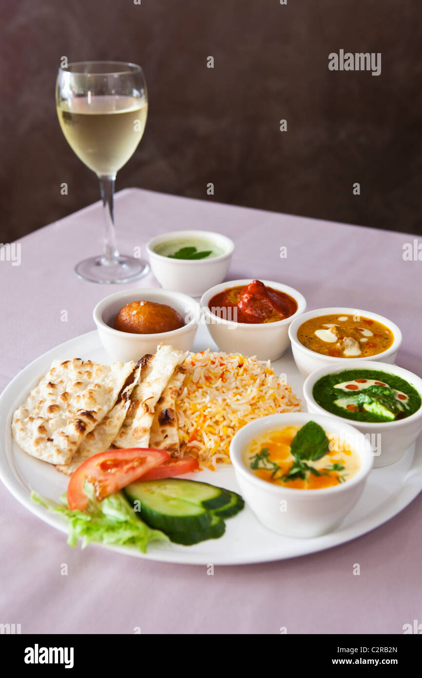 Auswahl an indischen Currys und tandoori-Hühnchen. Stockfoto