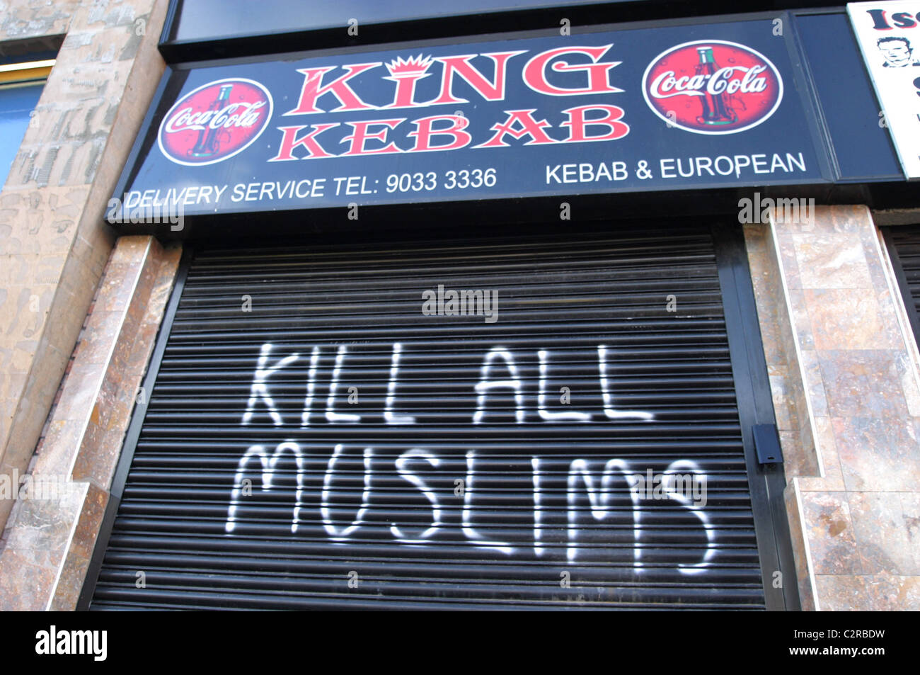 töten Sie alle Muslime rassistische Graffiti auf einen Kebab Shop Sicherheit Auslöser in Belfast im Vereinigten Königreich Stockfoto