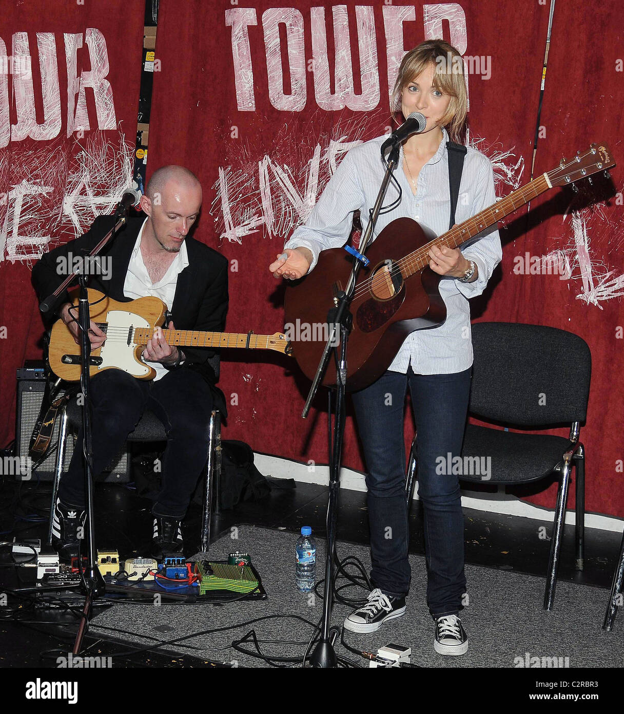 Irische Sängerin Gemma Hayes singt Songs aus ihrem neuen album'Hollow von morgen "am Tower Records, unterstützt durch Joe Chester auf Stockfoto