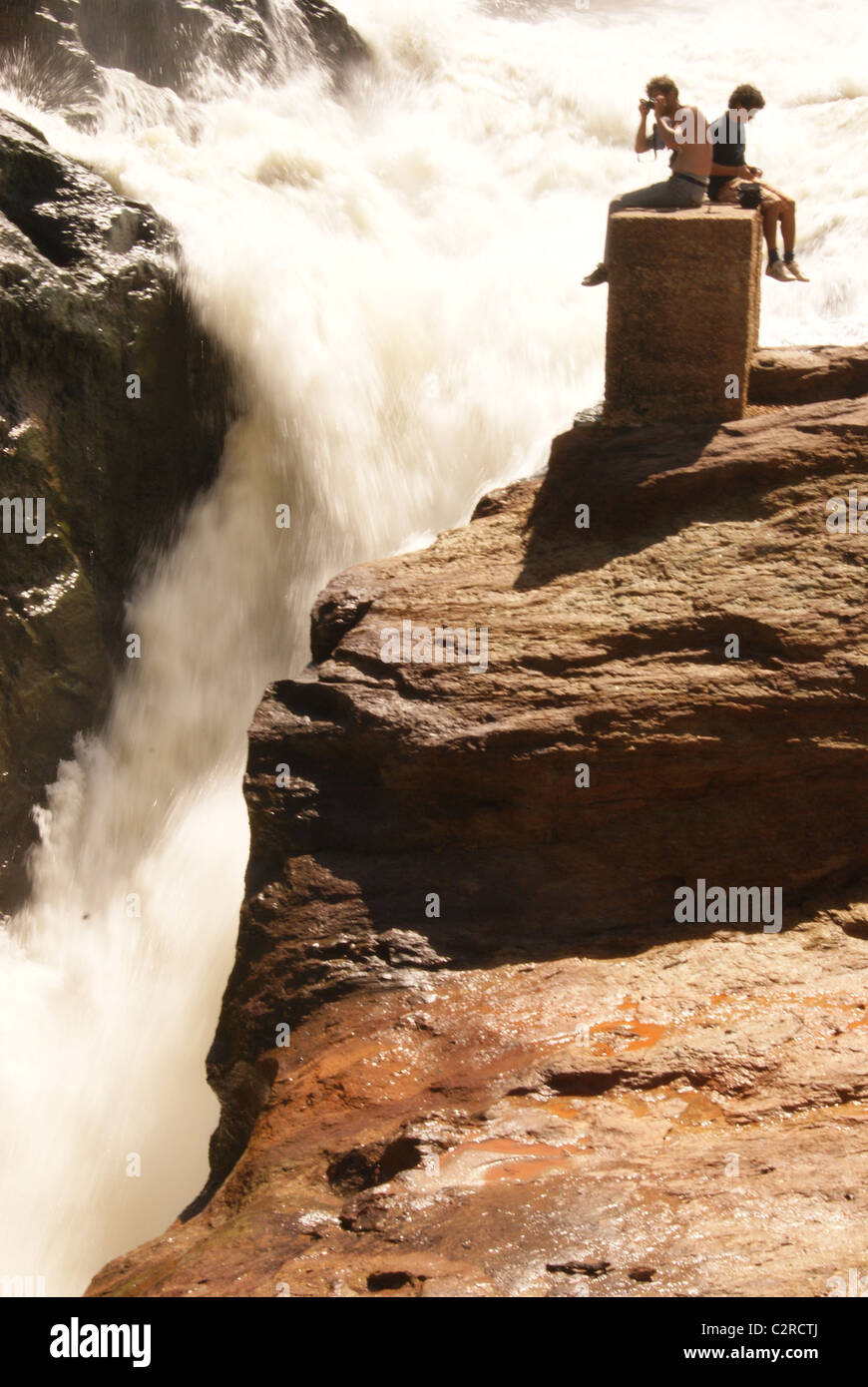 Murchison Falls, Uganda: Touristen sitzen über den Hals des Murchison Falls, einer der mächtigsten Katarakt in der Welt. Stockfoto