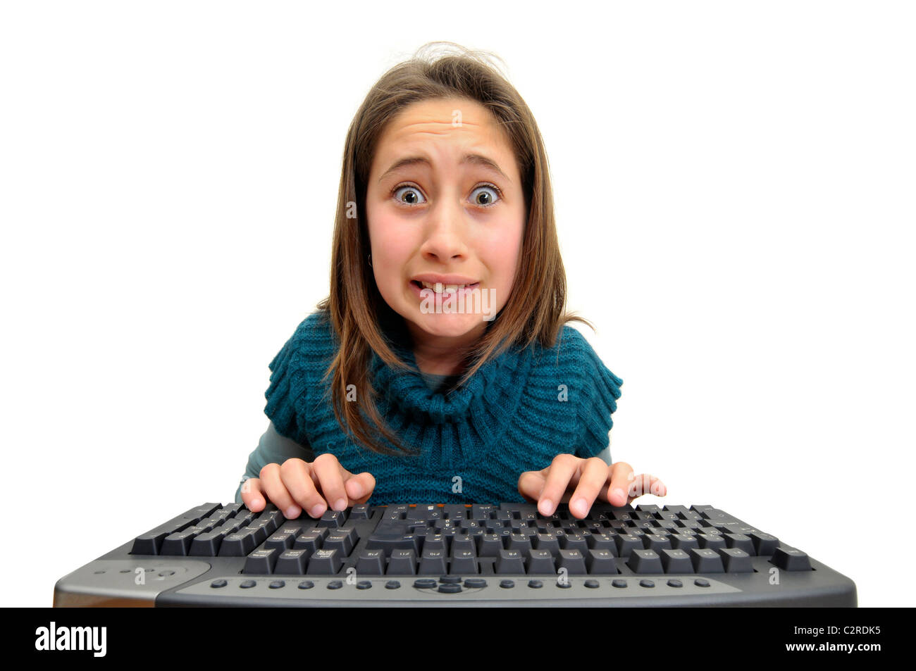 Junges Mädchen vor einem Computerbildschirm betonte Stockfoto