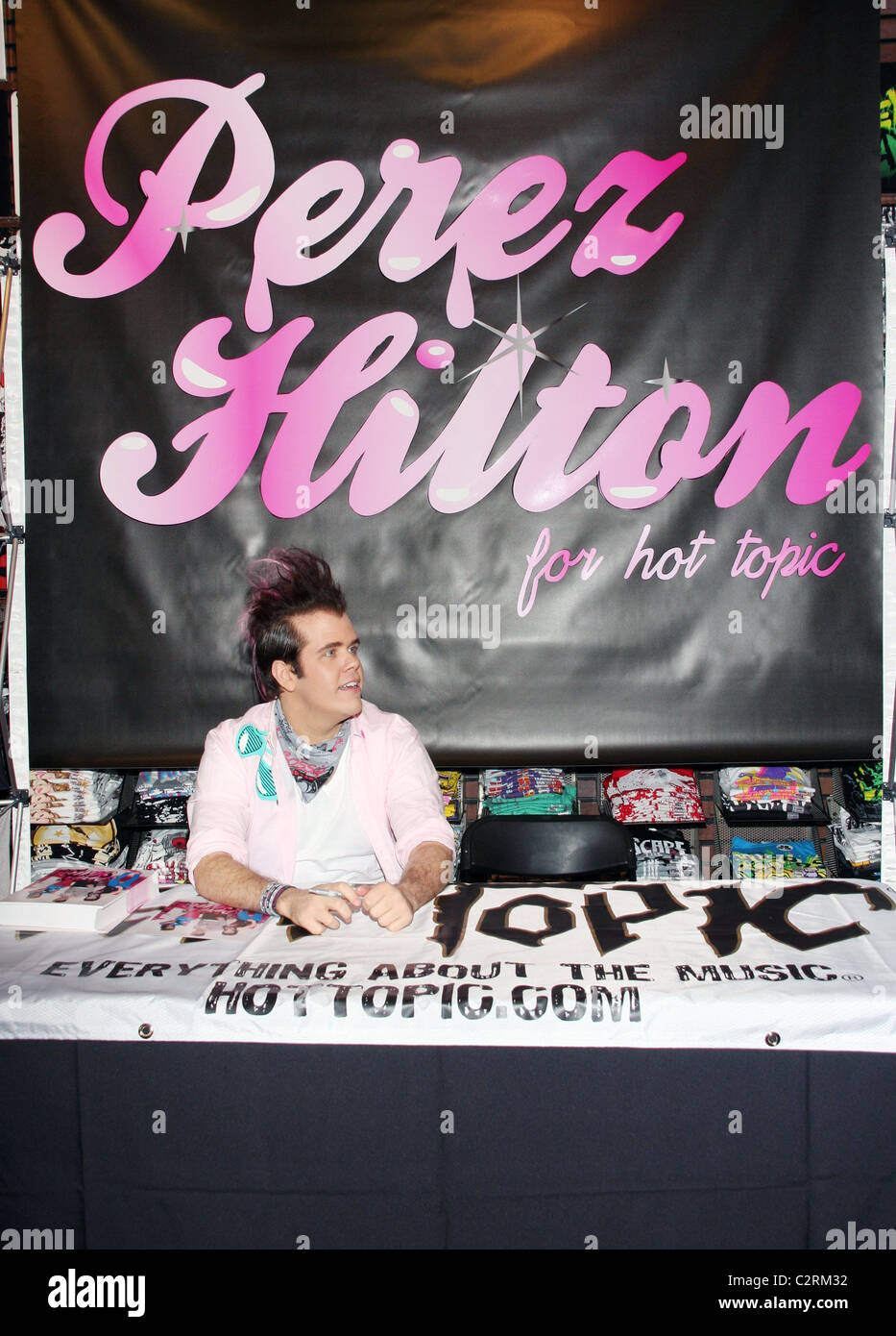 Blogger Perez Hilton Celebritiy macht einen Instore-Auftritt seiner neuen Modelinie "Perez Hilton für heißes Thema" Förderung bei Stockfoto