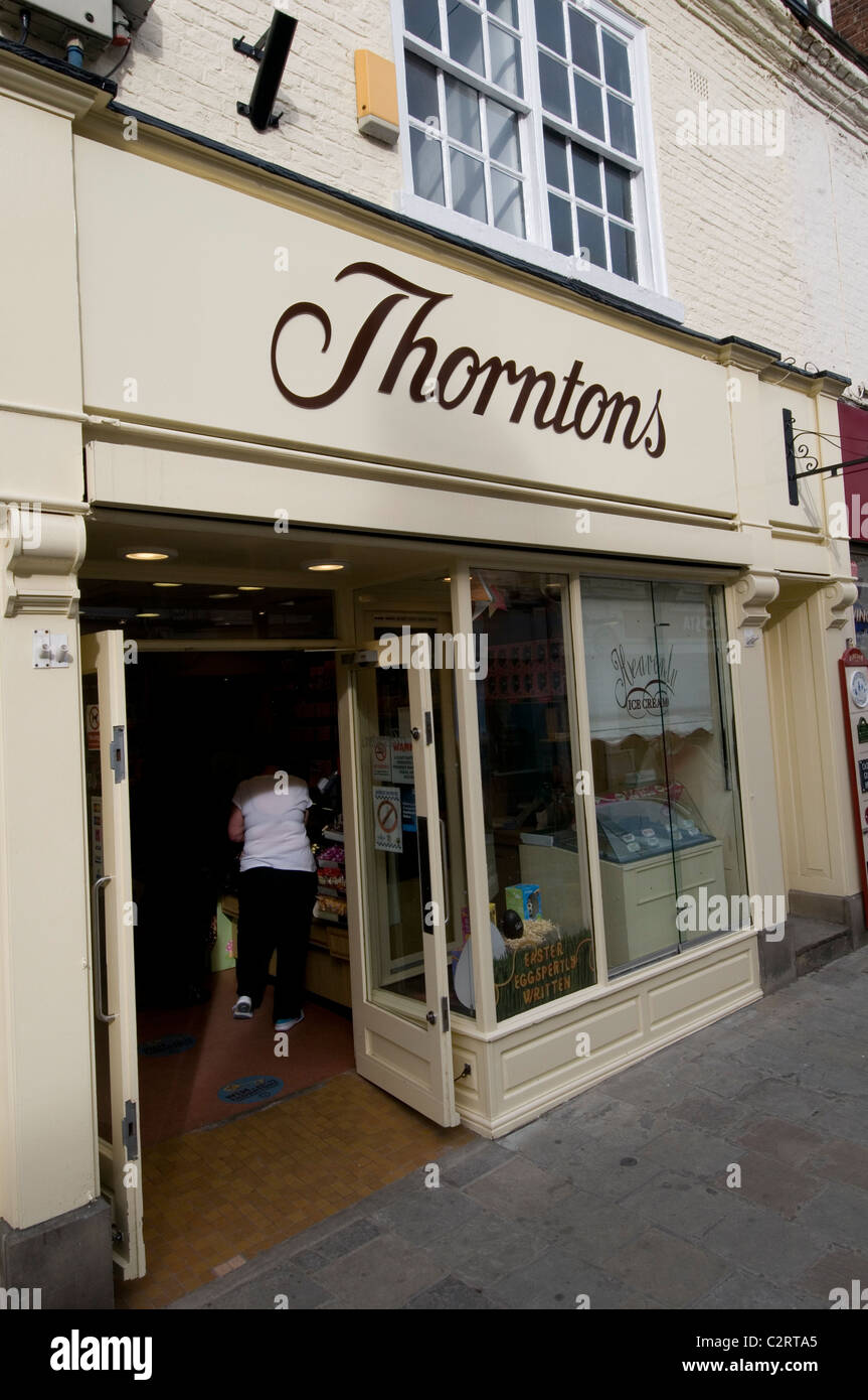 Thorntons Pralinen Schokolade Shop Geschäfte Hautpstraße Einzelhandel Händler chocolatier Süße Bonbons Stockfoto