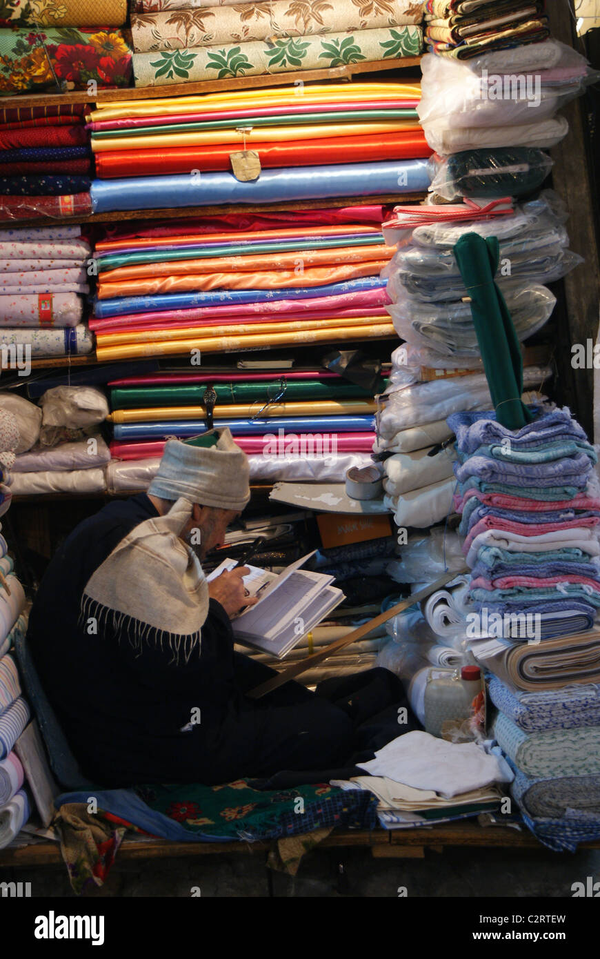 Textil Verkäufer im Souq Al-Madina, Aleppo, Syrien Stockfoto
