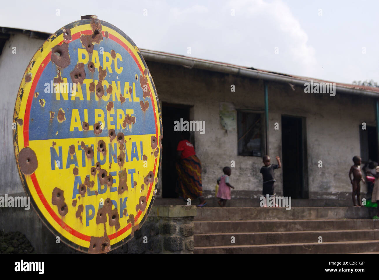 Virunga Nationalpark, demokratische Republik Kongo: Ein alten Zeichen am Fuße des Mt Nyiragongo zeigt die Narben von Afrikas großen Krieg. Stockfoto