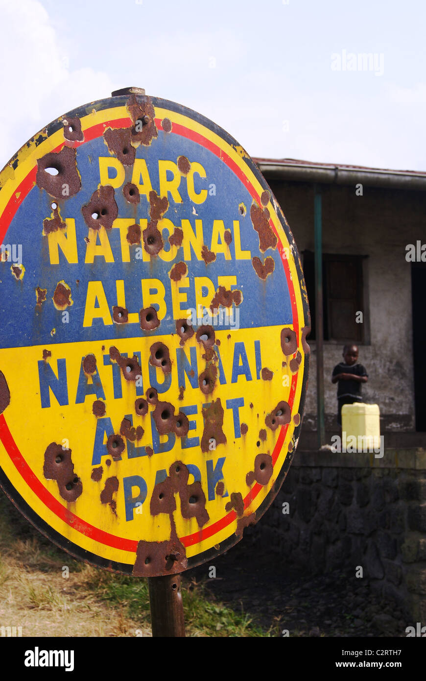 Virunga Nationalpark, demokratische Republik Kongo: Ein alten Zeichen am Fuße des Mt Nyiragongo zeigt die Narben von Afrikas großen Krieg. Stockfoto