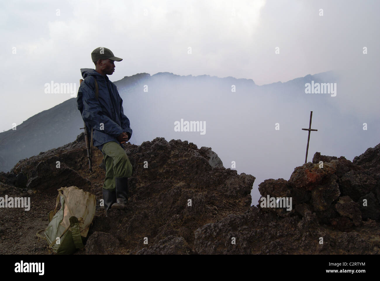Virunga Nationalpark, demokratische Republik Kongo: Ein Parkranger steht an der Mündung des Nyiragongo, eines des aktivsten Vulkans der Erde. Stockfoto