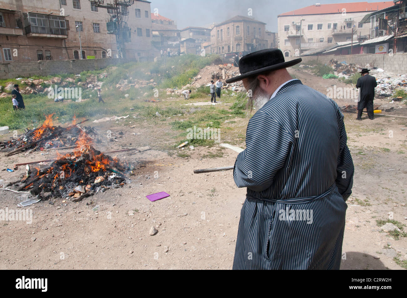 Verbrennung von übrig gebliebenen Brot für jüdische Pessach. Orthodoxen Viertel Mea Shearim. Jerusalem Stockfoto