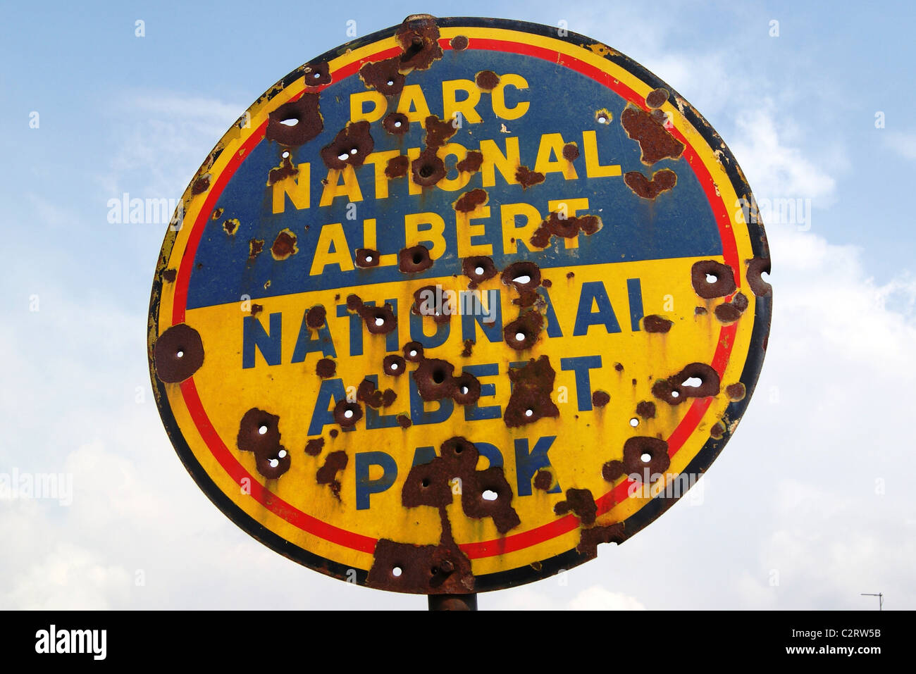 Virunga Nationalpark, demokratische Republik Kongo: Ein alten Zeichen am Fuße des Mt Nyiragongo zeigt die Narben von Afrikas großen Krieg. Stockfoto