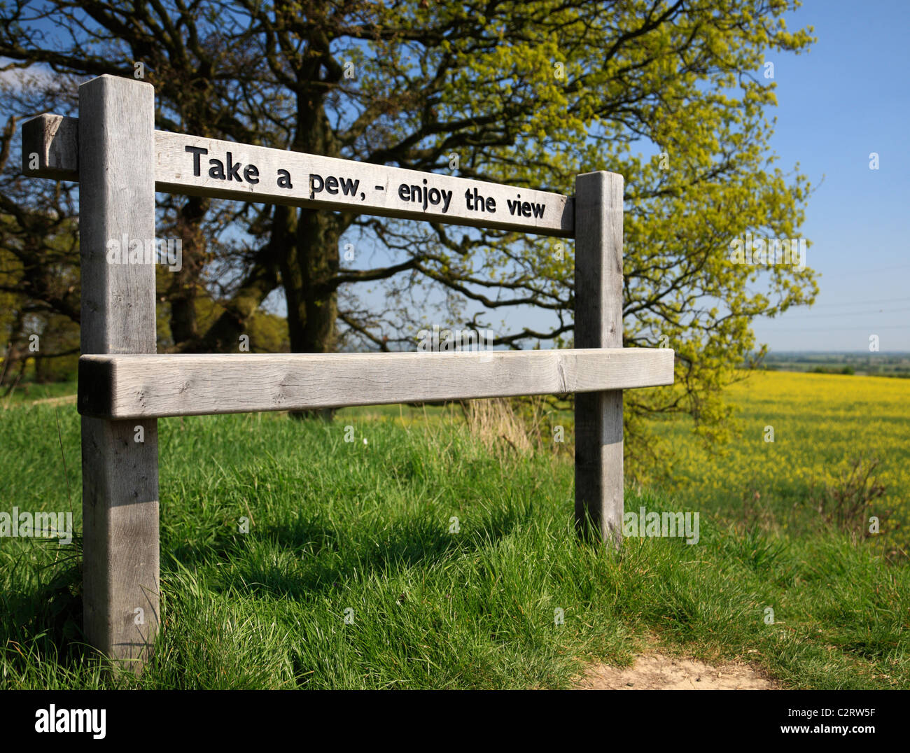 Ländliche Bank mit einer Nachricht, eine Bank nehmen, genießen Sie die Aussicht. Stockfoto