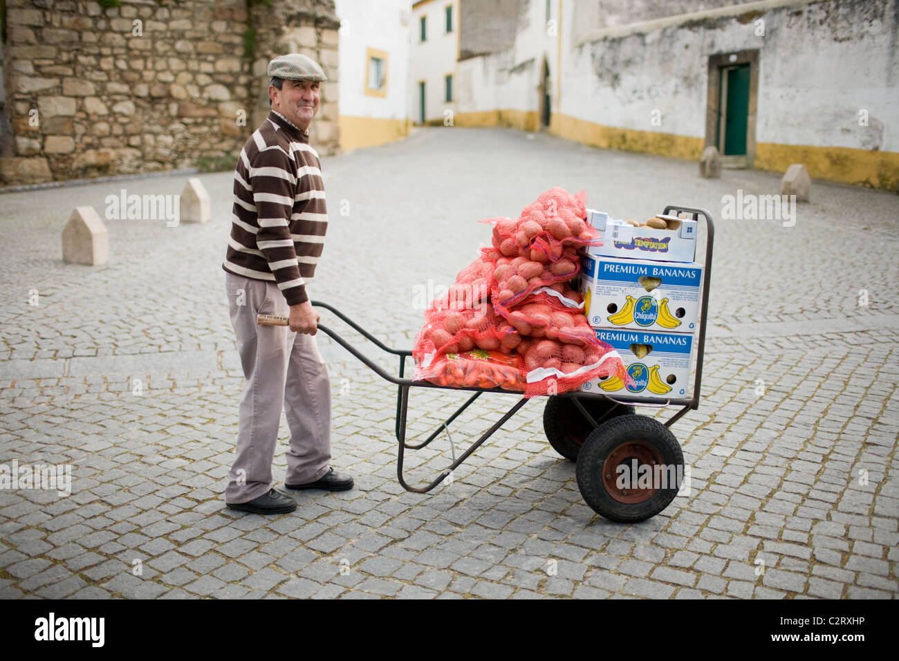 Mann-Räder zu produzieren, zu einem Restaurant in Alentejo Dorf Crato, Portugal Stockfoto