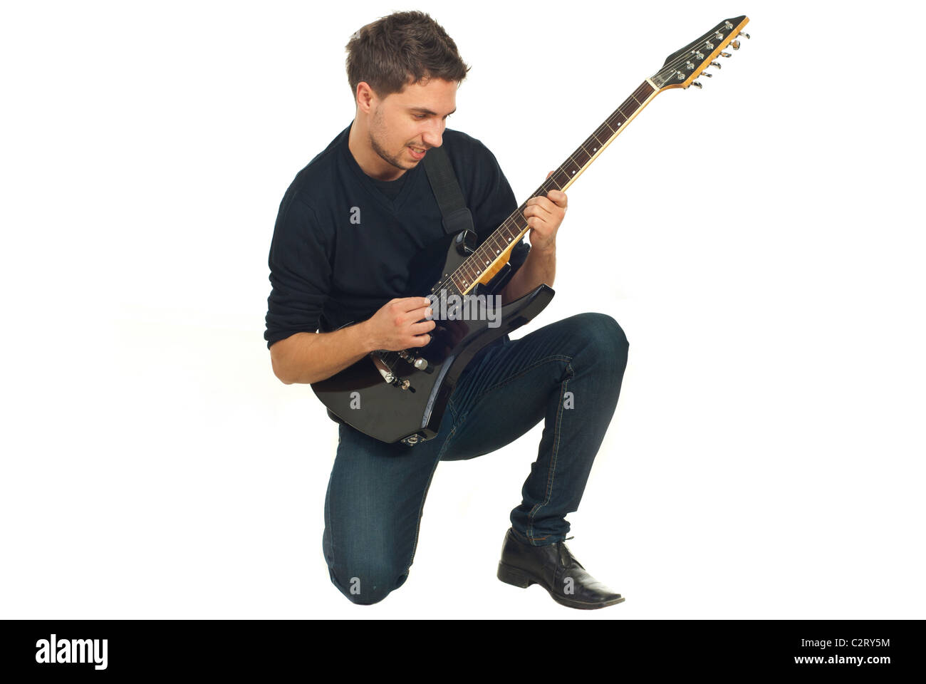 Legerer Mann spielt e-Gitarre und Schleifen auf einem Knie isoliert auf weißem Hintergrund Stockfoto