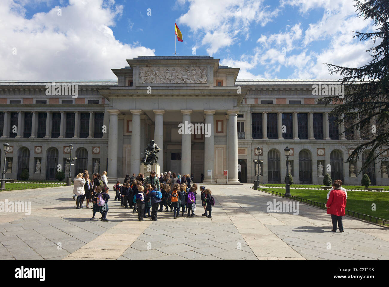 Spanische Schüler in der Nähe von Denkmal für Diego Velazquez Vorderseite Haupt Eingang Museo del Prado-Museum Madrid Spanien Stockfoto