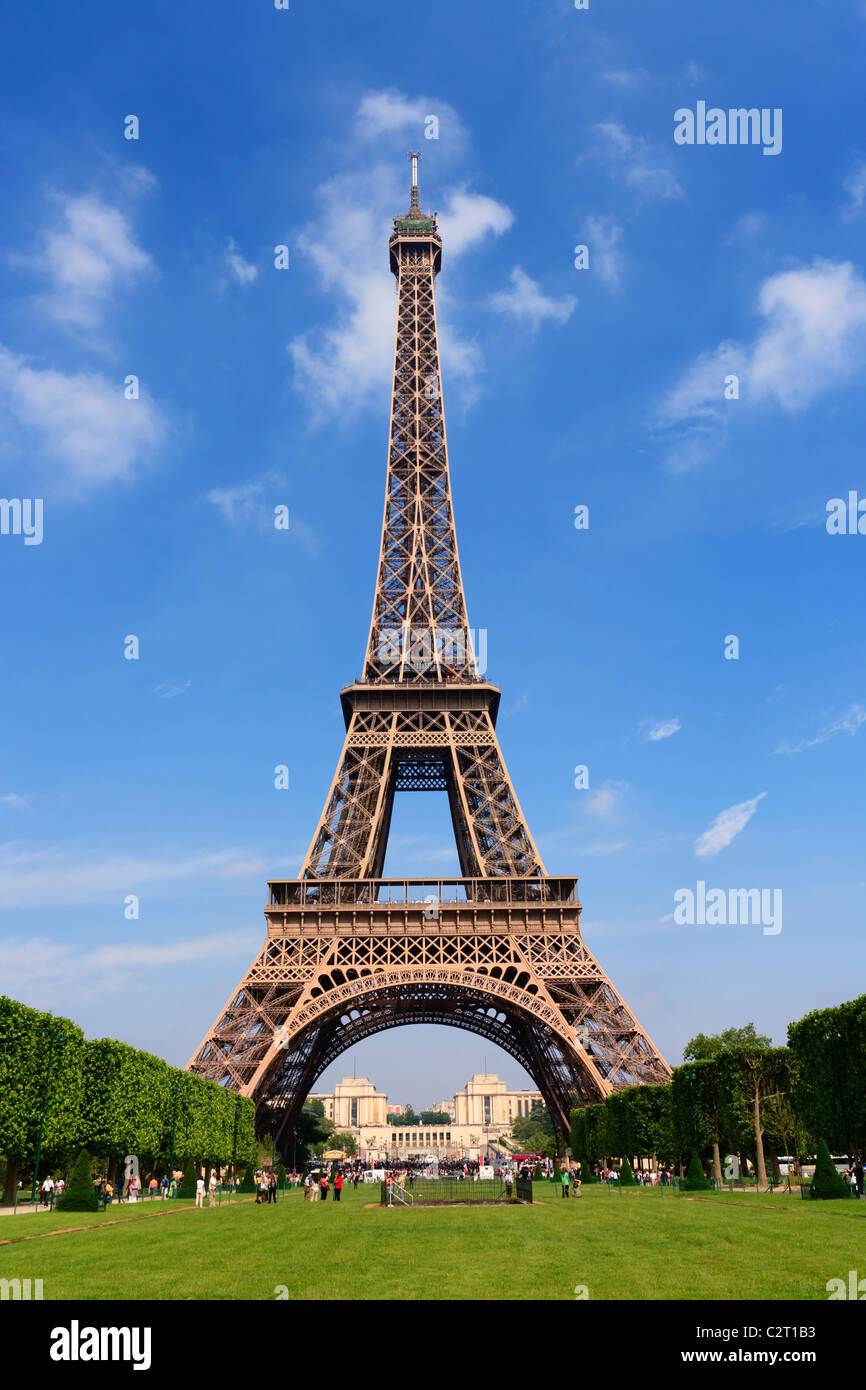 Der Eiffelturm vom Champ de Mars. Stockfoto