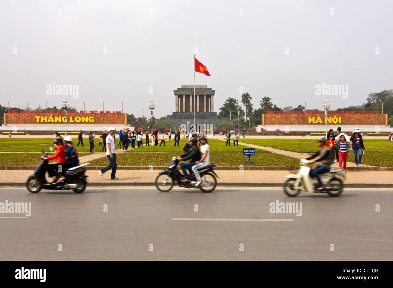 Horizontalen Weitwinkel der Besucher Ho-Chi-Minh Mausoleum in Ba Dinh Platz in Hanoi. Stockfoto