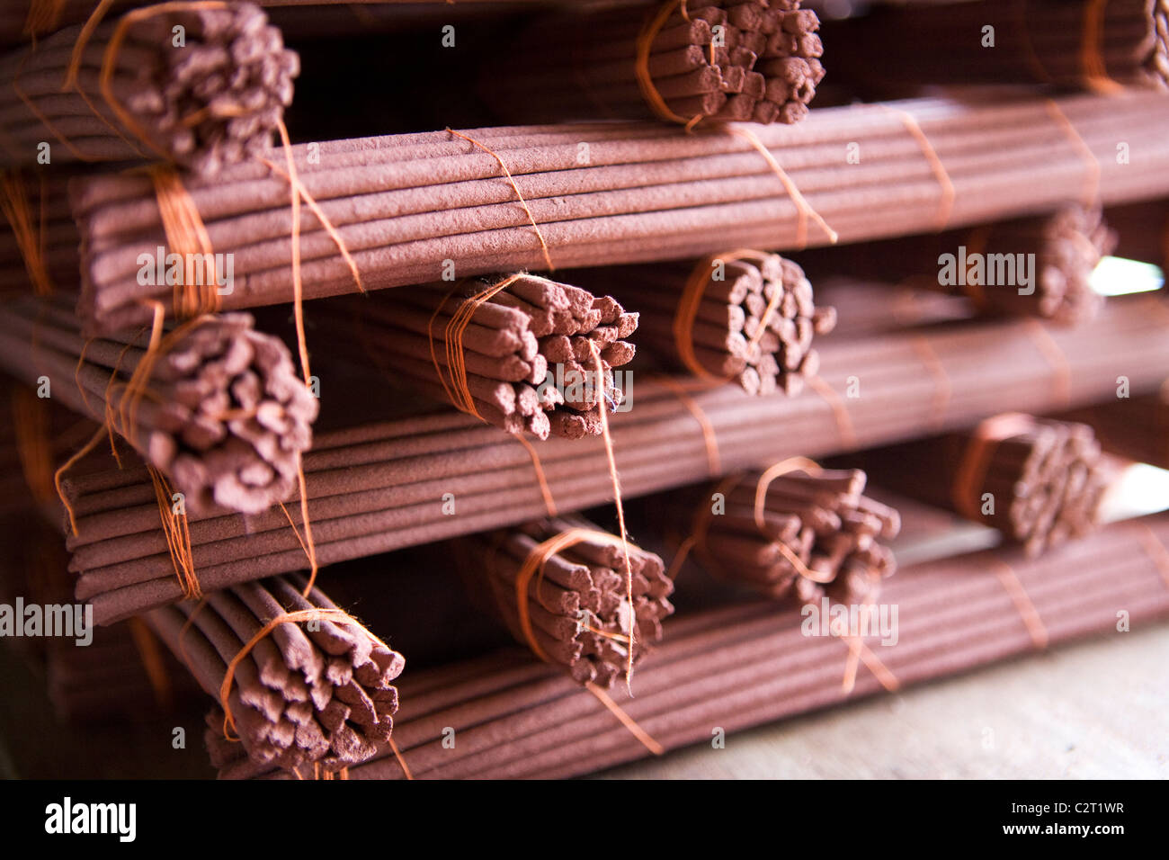 Tibetische Räucherstäbchen an das Handwerkszentrum in der tibetischen Flüchtlings-Siedlung in Bylakuppe, Karnakata, Indien am 25.11.2009. Stockfoto