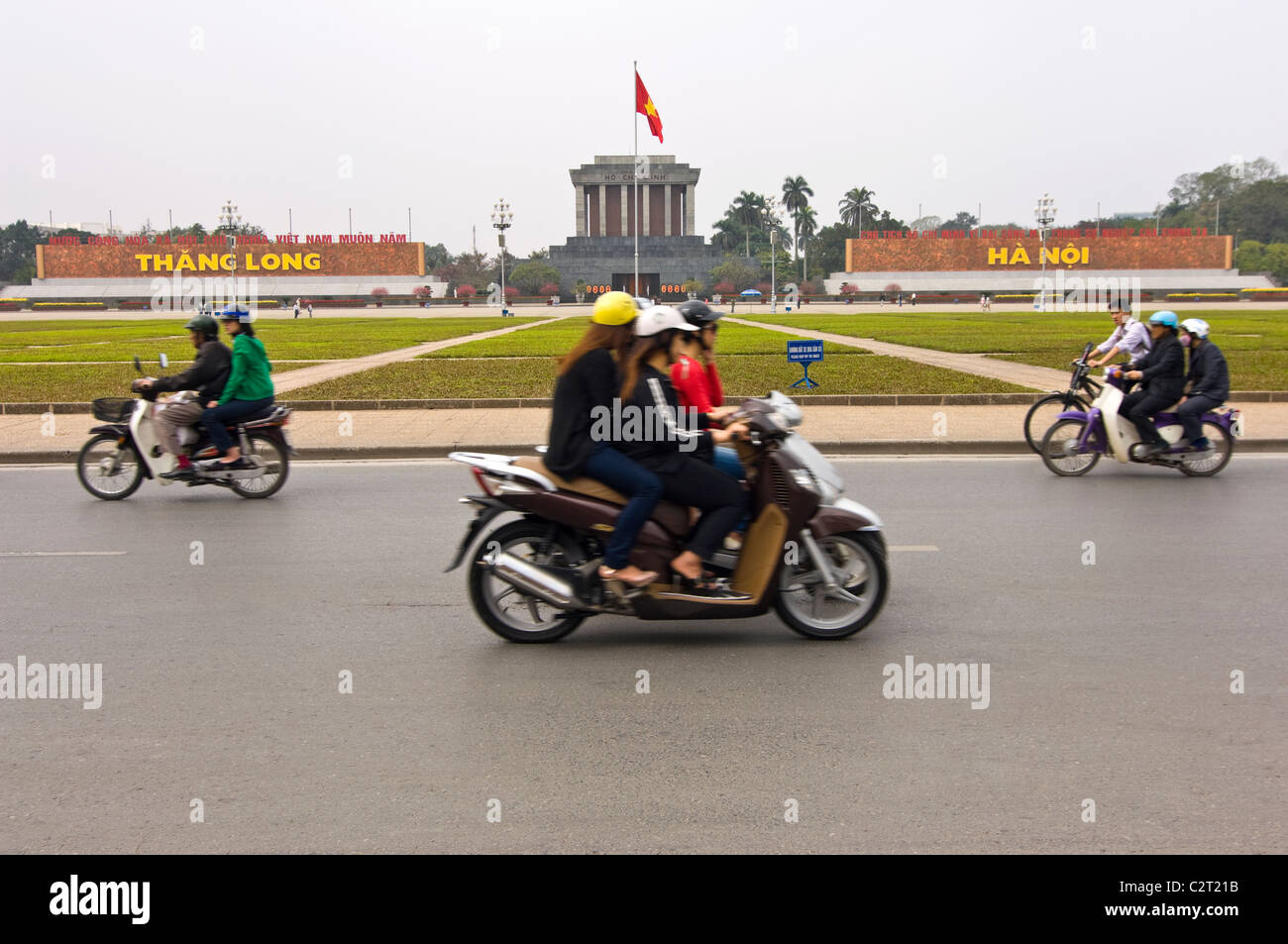 Horizontalen Weitwinkel von Ho-Chi-Minh Mausoleum in Ba Dinh Platz mit Motorroller und Motorräder vorbeifahren. Stockfoto