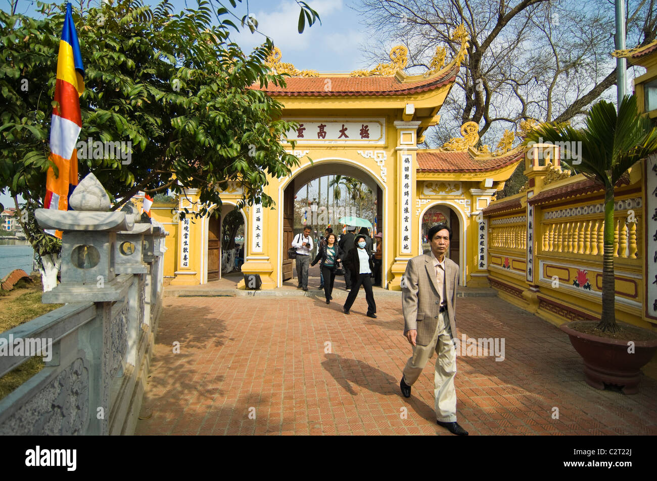 Horizontale Ansicht des Eingangs zum Tran Quoc Pagode (Chùa Quốc deshalb) buddhistischer Tempel im Zentrum von Hanoi. Stockfoto