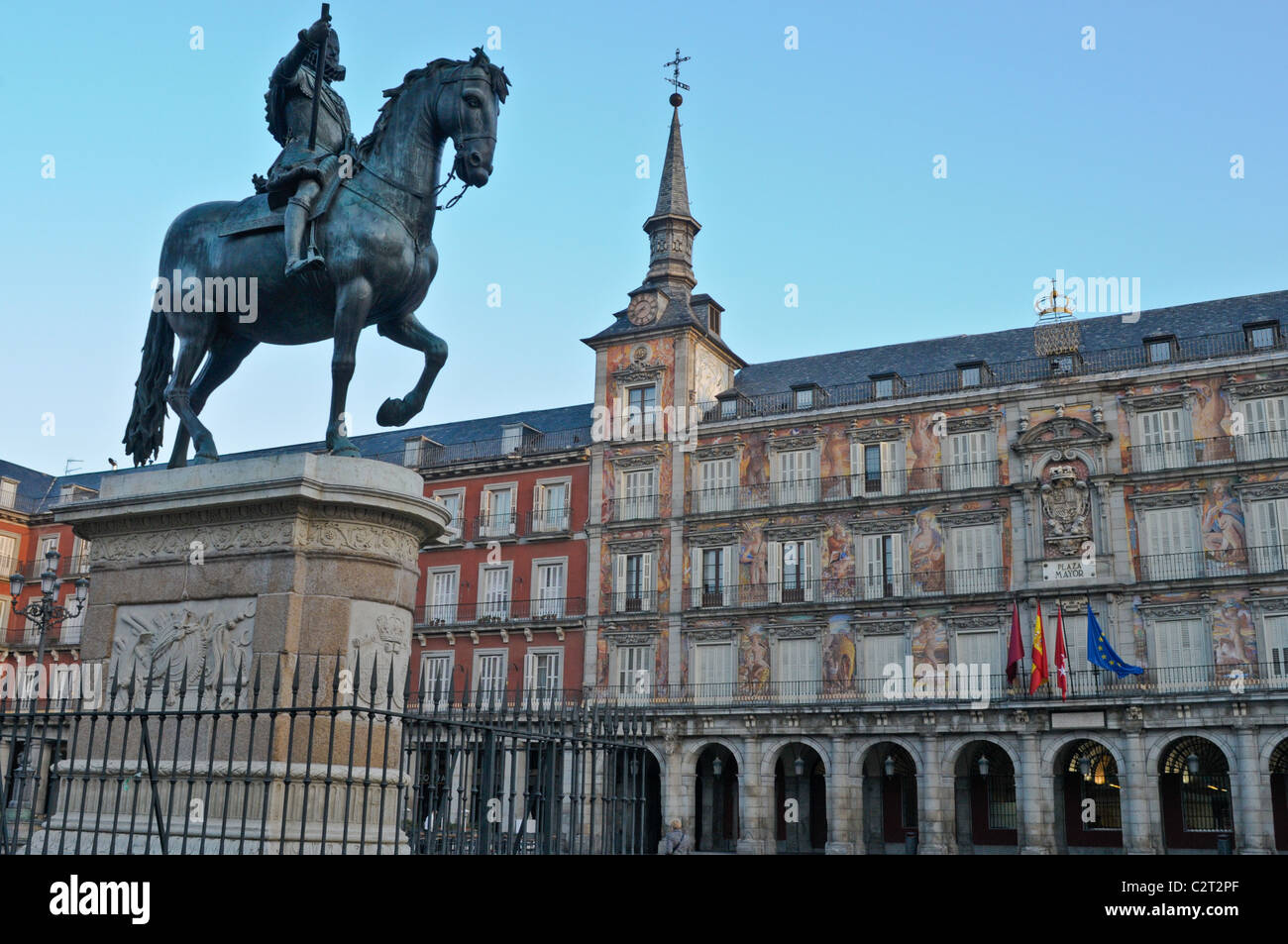 Plaza Mayor in Madrid, Spanien.  Ein Blick auf die Fresken an der Nordwand und die Statue von Felipe III. Stockfoto