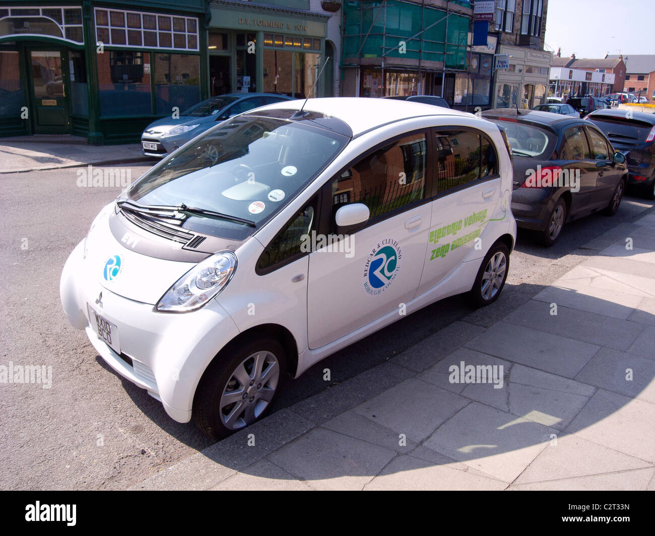 Eco freundliche kleine Elektroauto von Redcar und Cleveland Borough Council für Personentransport verwendet Stockfoto