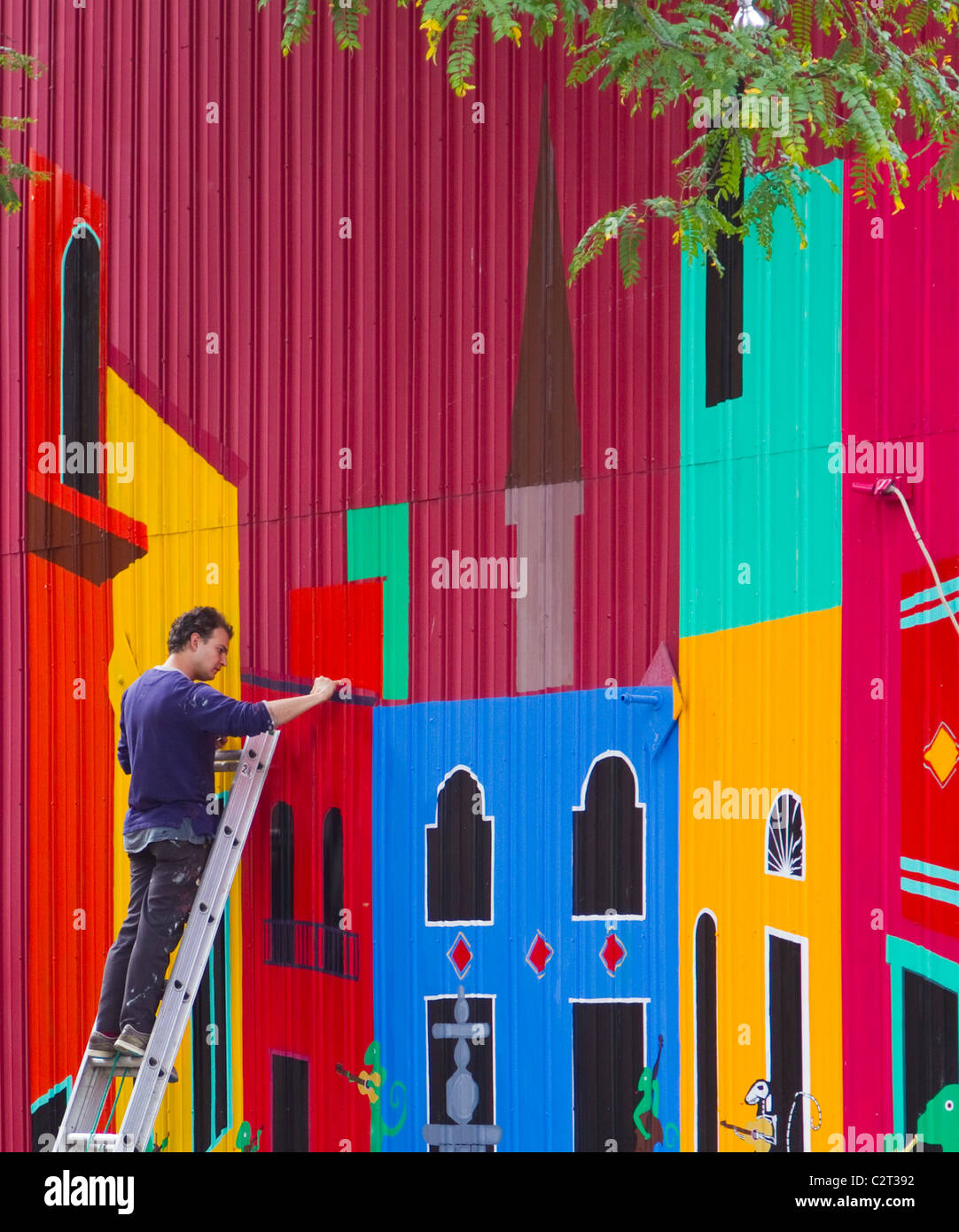 Ein Künstler, der an einem Wandbild in Hudson, NY, arbeitet Stockfoto