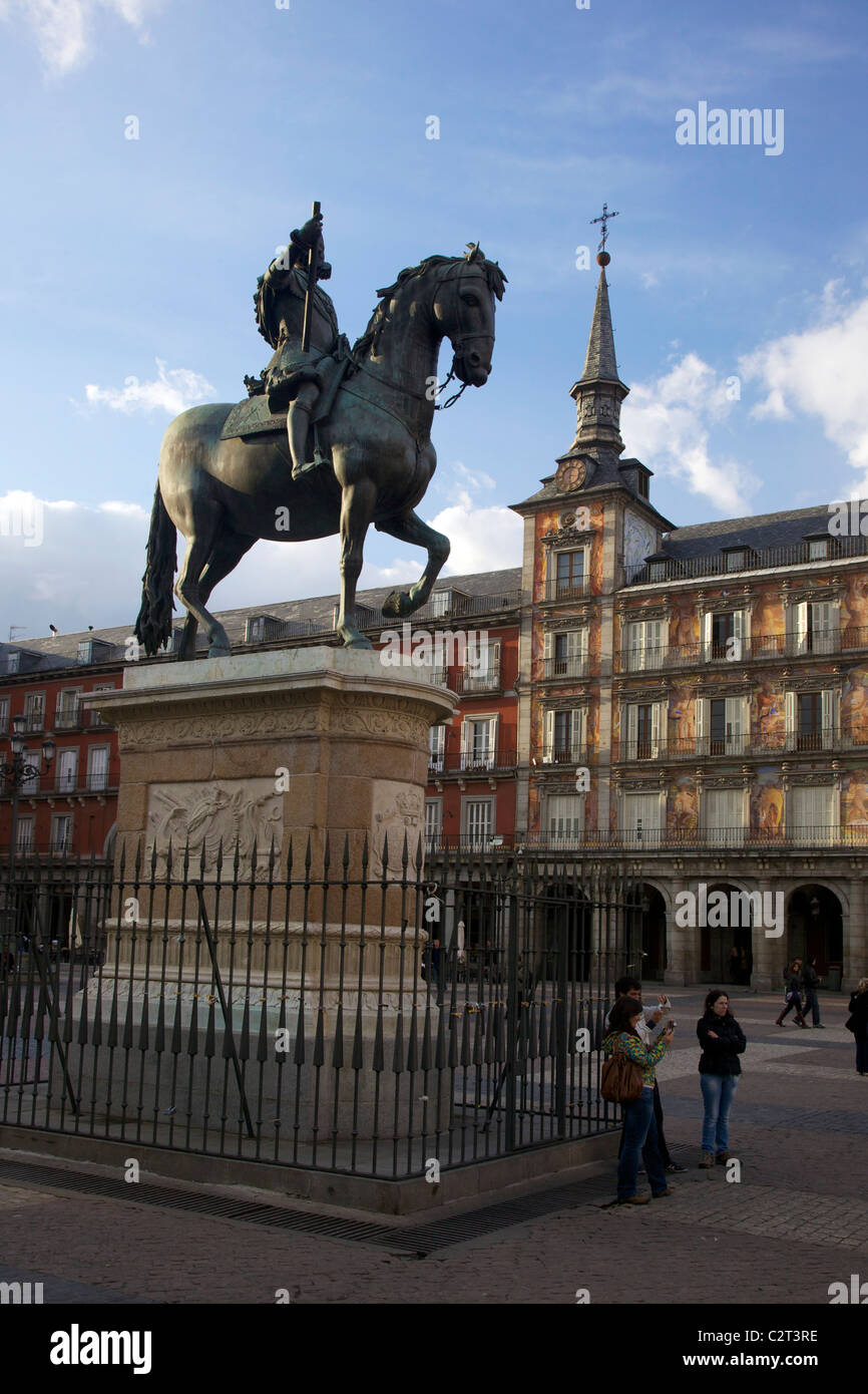 Reiterstatue des Königs Phillipe III vor der Casa De La Panaderia, Bäckerei-Haus in der Plaza Major, Madrid, Spanien Stockfoto
