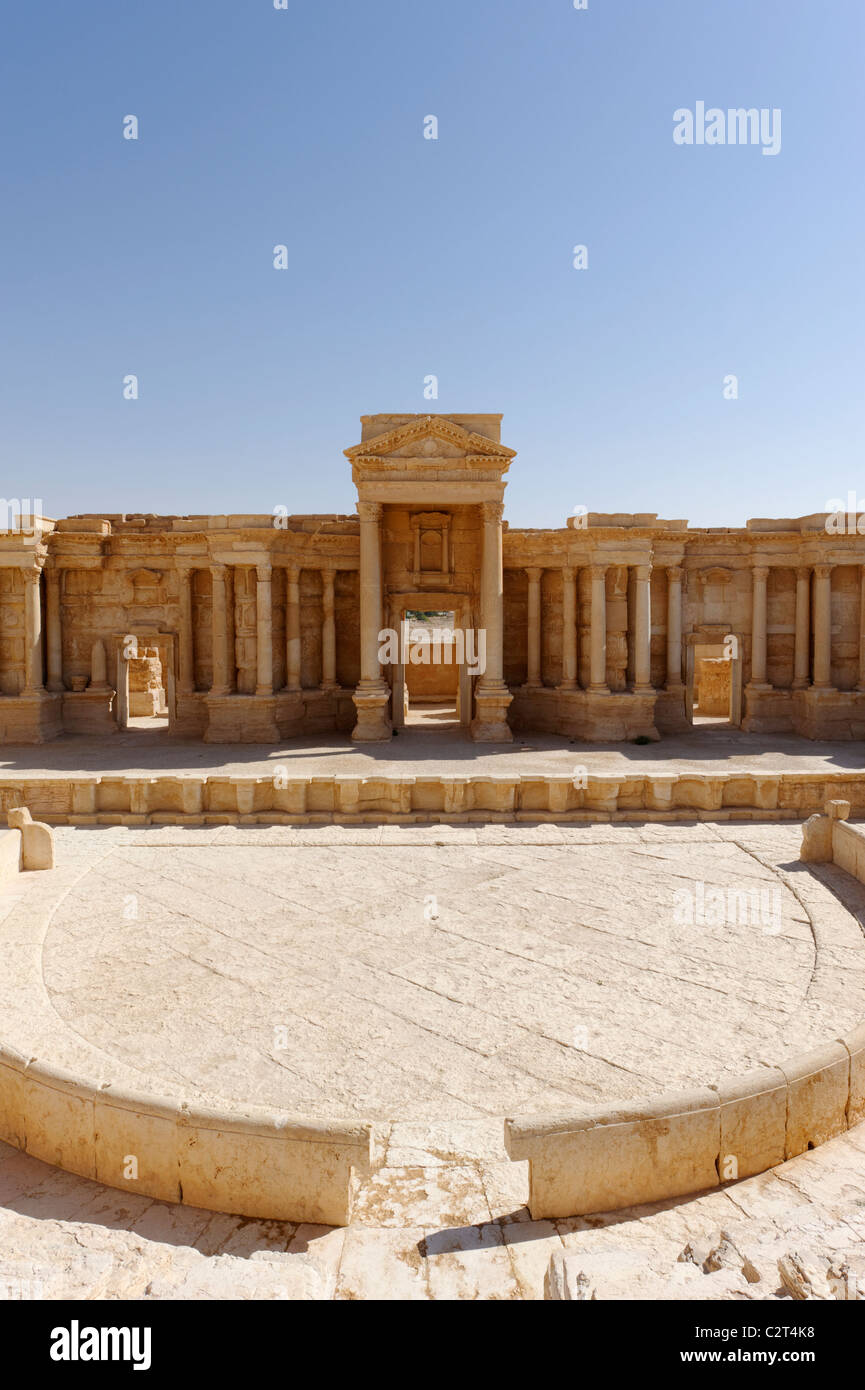 Blick auf das Orchester und die Bühne des alten römischen Theaters gut erhaltene 2.Jahrhundert in Palmyra, Syrien. Stockfoto