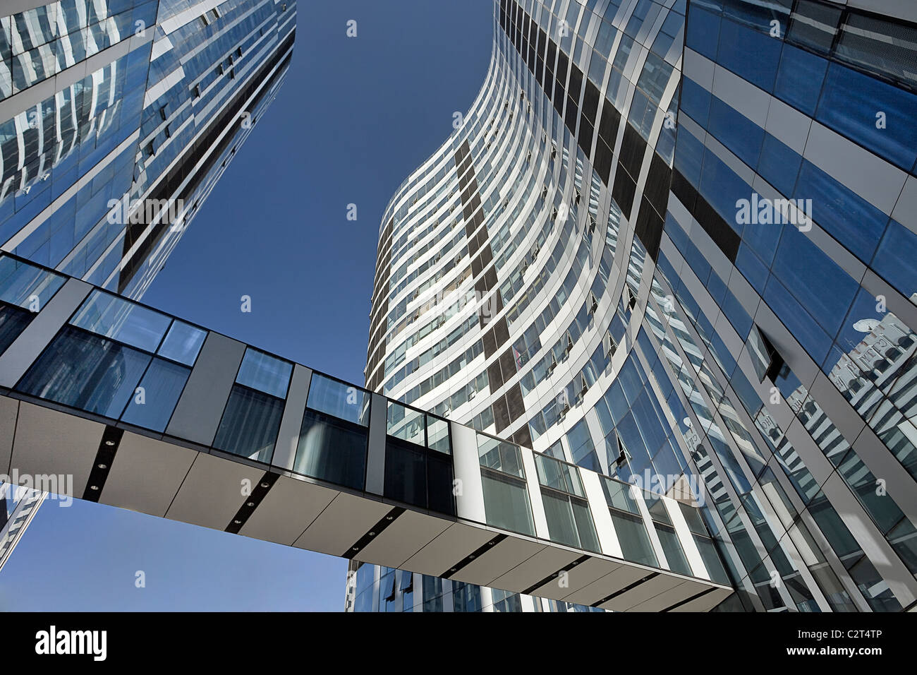 Moderner Architektur, Wolkenkratzer mit Glasoberfläche verbunden über einen Gehweg, Central Business District in Peking, China Stockfoto