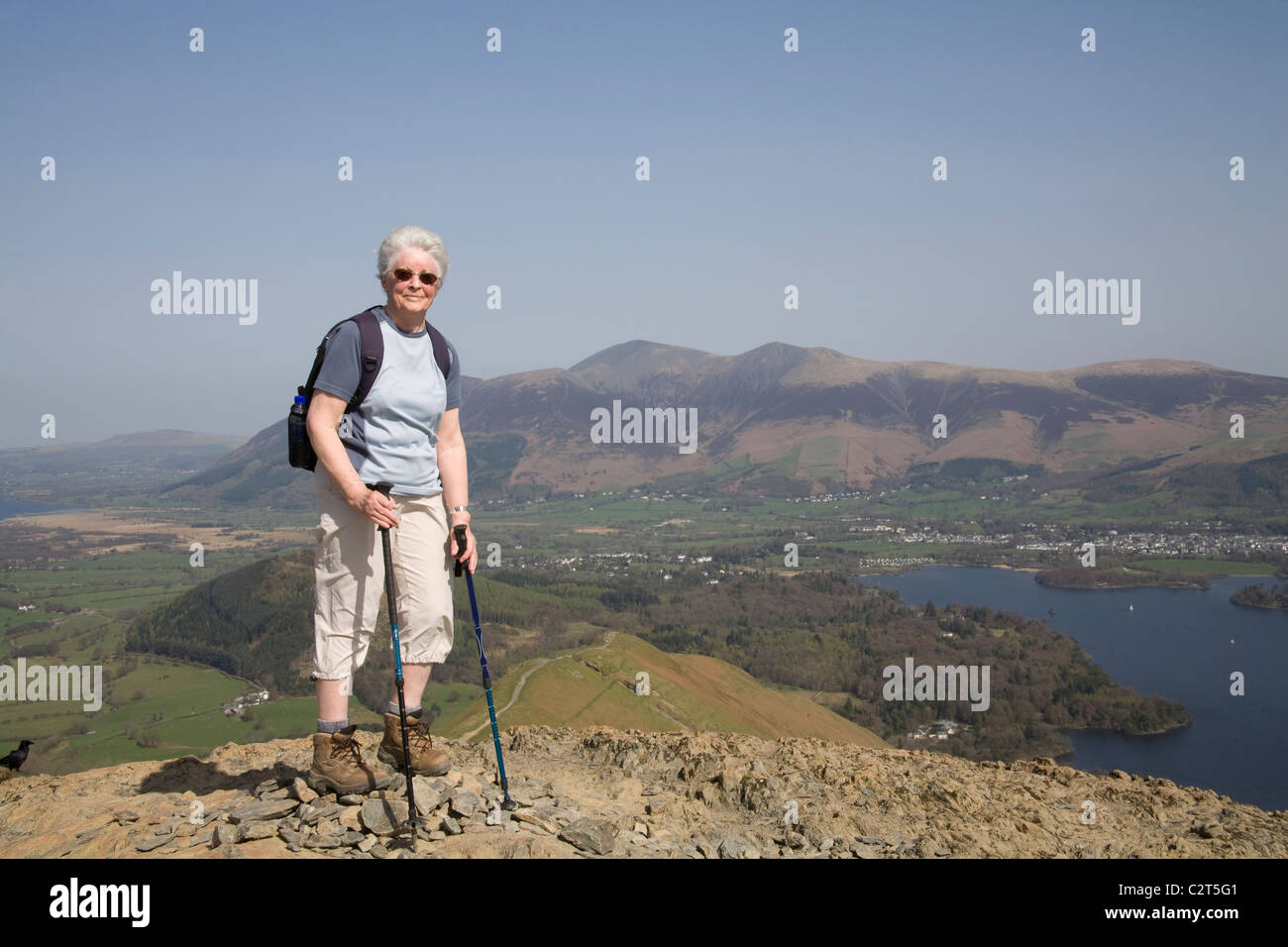 Lake District Cumbria England UK älteren weiblichen Walker auf dem Gipfel des Cat-Glocken-Berg haben erfolgreich ausgehandelt, des Weges zum Gipfel Stockfoto