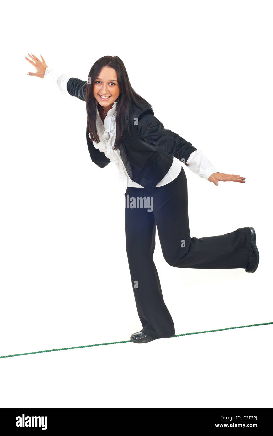 Business-Frau zu Fuß auf einem Drahtseil und versucht, ihr Gleichgewicht isoliert auf weißem Hintergrund zu halten Stockfoto