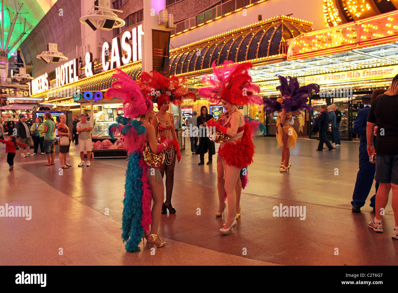 Las Vegas Showgirls in sexy Feder outfits Innenstadt Fremont Street Hotel  Casino Resorts Stockfotografie - Alamy