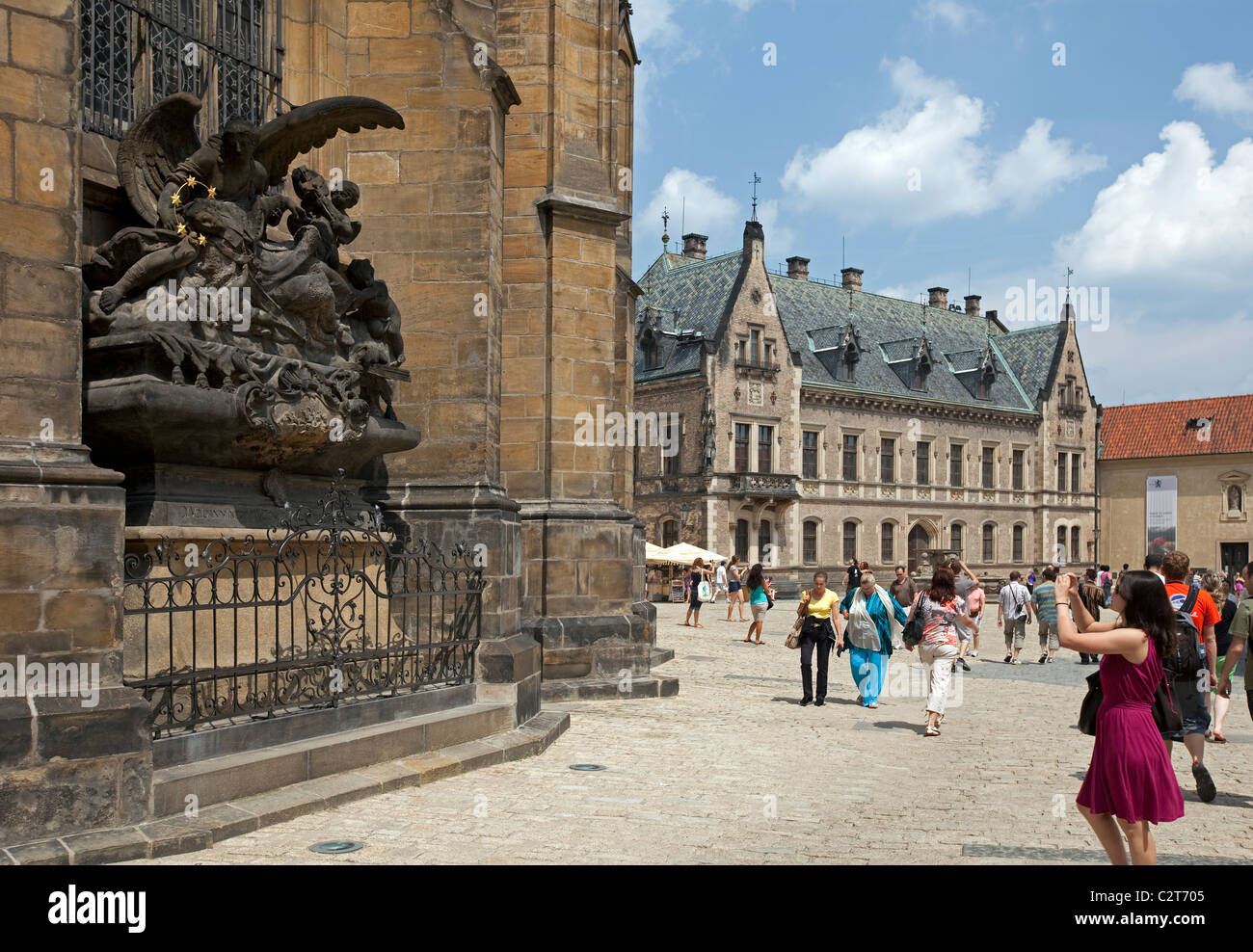 Prag - eine junge Dame unter Bild des historischen Skulptur Stockfoto