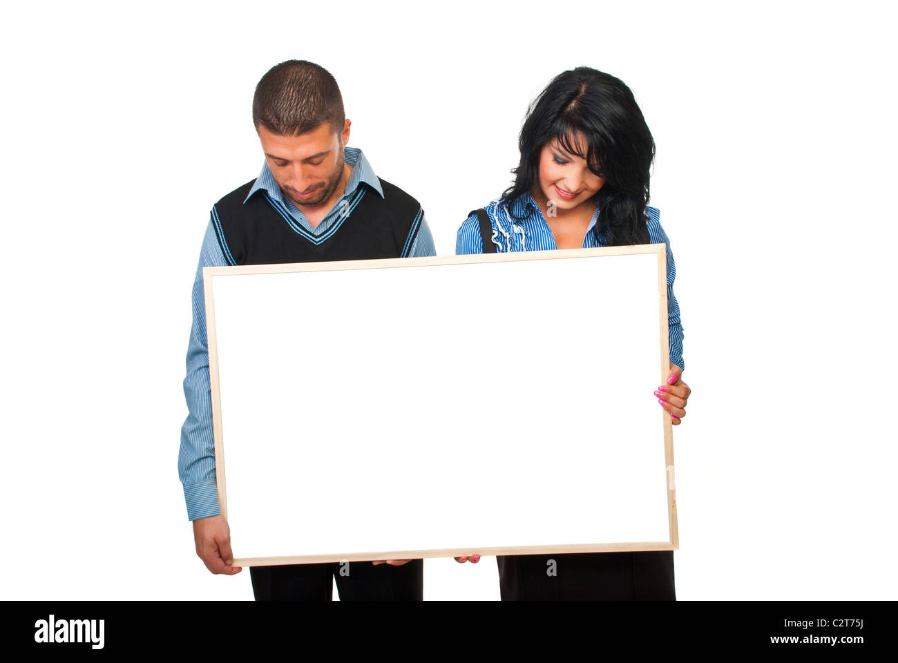Zwei Geschäftsleute halten die Pappe und blickte Raum isoliert auf weißem Hintergrund kopieren Stockfoto